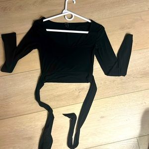 black long sleeve crop top